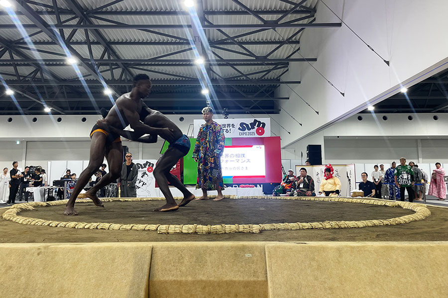 『大阪・関西万博』で開催された『SUMOが世界をひとつにする!SUMO EXPO 2025』でのセネガル選手の対戦の様子