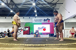 「相撲」の祭典で万博大賑わい、元大関の小錦も登場