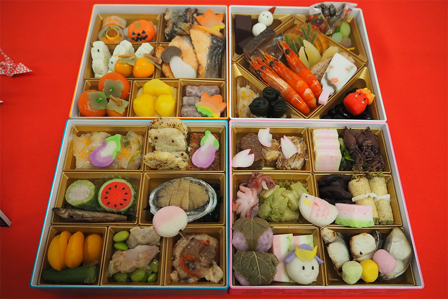かわいい季節のモチーフ入り「髙島屋 四季のおせち」和・洋・スウィーツ 四段重(2万7000円)