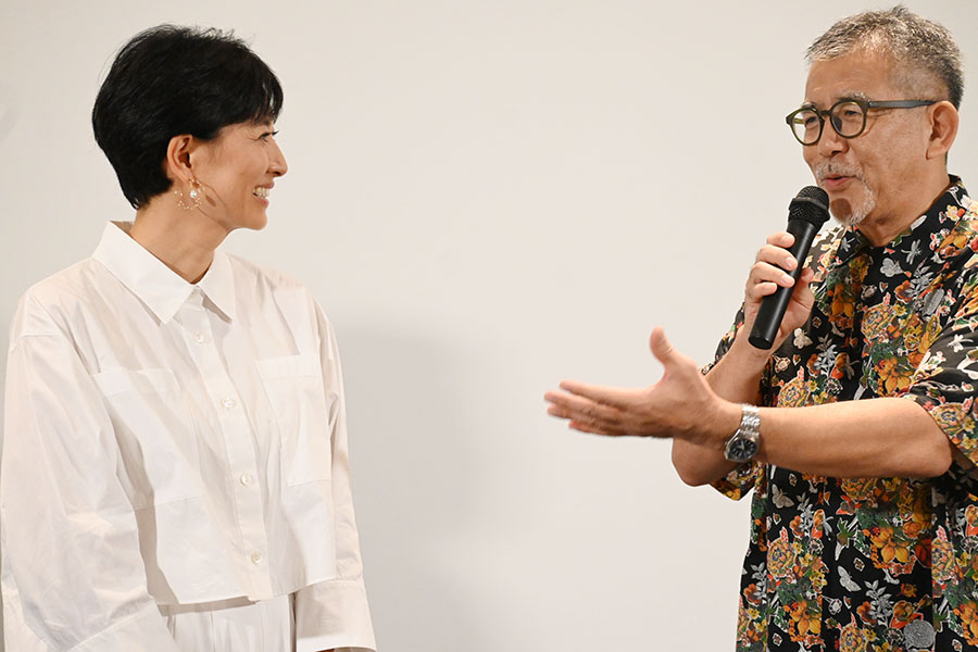 映画『種まく旅人〜醪のささやき〜』の舞台挨拶で菊川怜の演技について振りかえる篠原哲雄監督(右)(8月30日/大阪・関西万博「関西パビリオン」)