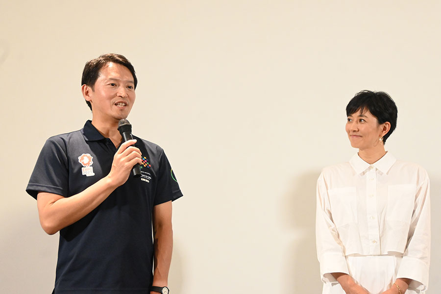 映画『種まく旅人〜醪のささやき〜』の舞台挨拶にて、兵庫県の魅力をPRする斎藤元彦兵庫県知事(8月30日/大阪・関西万博「関西パビリオン」)