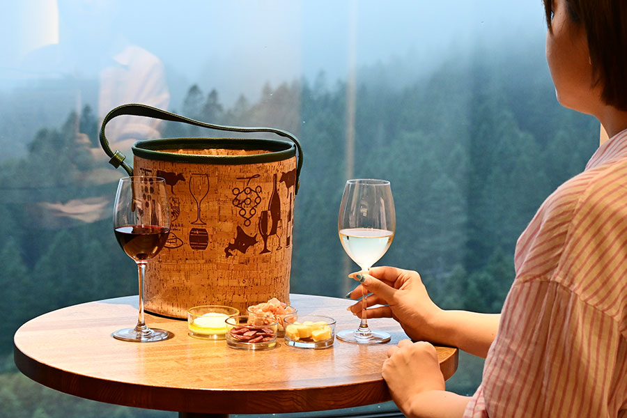 「VINO BAG」を持ち込めば周りを気にせずワインを楽しみ、そのまま寝落ちするなんてことも可能