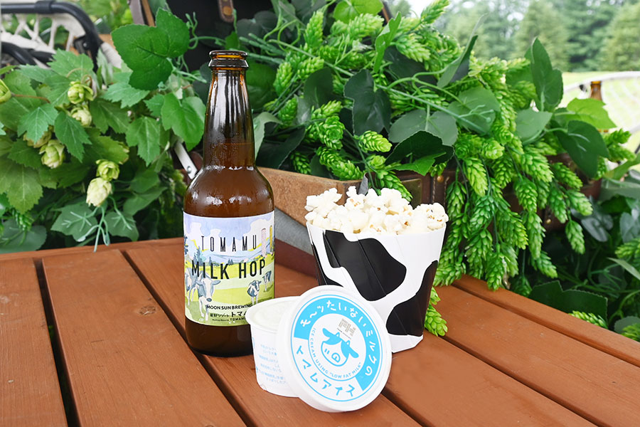 ポップコーンとアイスをおつまみにビールを飲むのは、トマムならではの楽しみ方