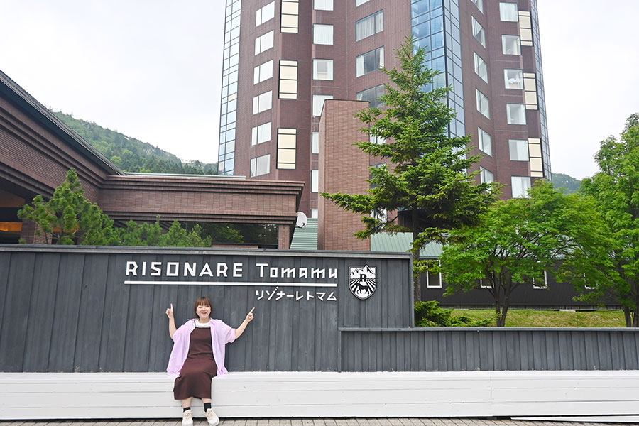 まずはホテルの看板前で撮影