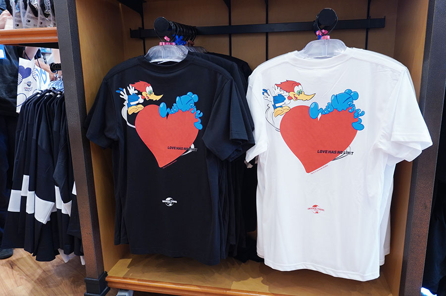 「LOVE HAS NO LIMIT 定番Tシャツ」各5400円(ユニバーサル・スタジオ・ジャパン)