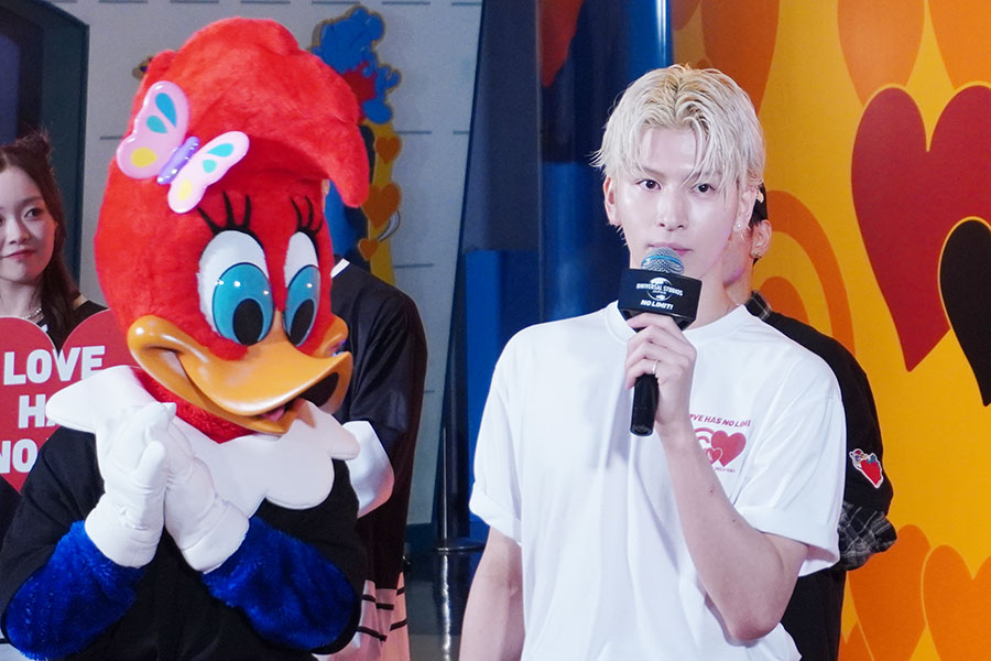 チャリティグッズ「LOVE HAS NO LIMIT」発売記念イベントに登場した長谷川慎(8月1日/ユニバーサル・スタジオ・ジャパン)