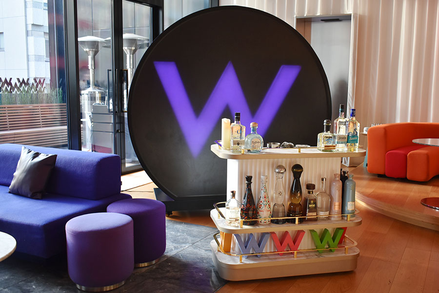 「W大阪」のソーシャルハブ「LIVING ROOM」。昼はアフタヌーンティーやランチ、夜からはバーを楽しめる