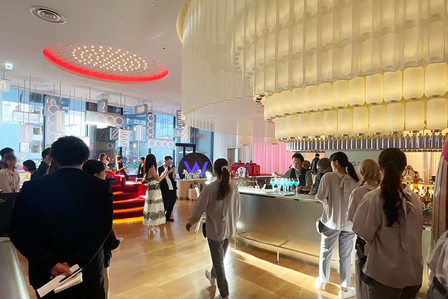 8月22日におこなわれた内覧会では、バーに強化した新たな「LIVING ROOM」がお披露目された