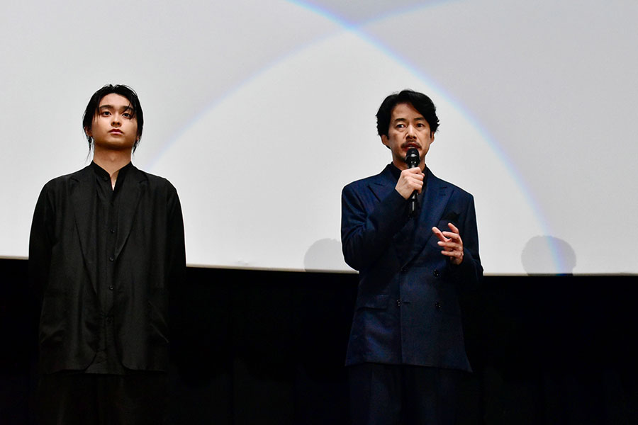 左から井上壮太役の奥平大兼、竹野内豊(8月5日・大阪市内)