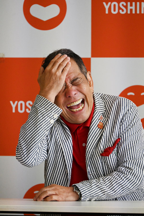 会見中もパワー全開のぼんちおさむ