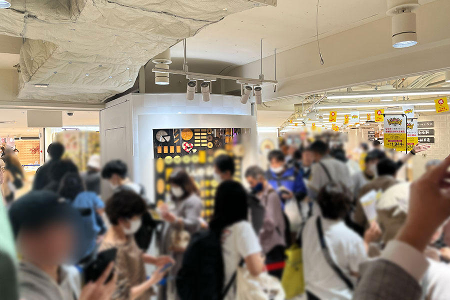 「ご声援感謝セール」で賑わう「阪神梅田本店」(2023年11月6日・大阪市内)