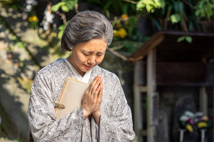 『あんぱん』第126回より。神社の階段から、嵩の無事を祈る登美子(松嶋菜々子)(C)NHK