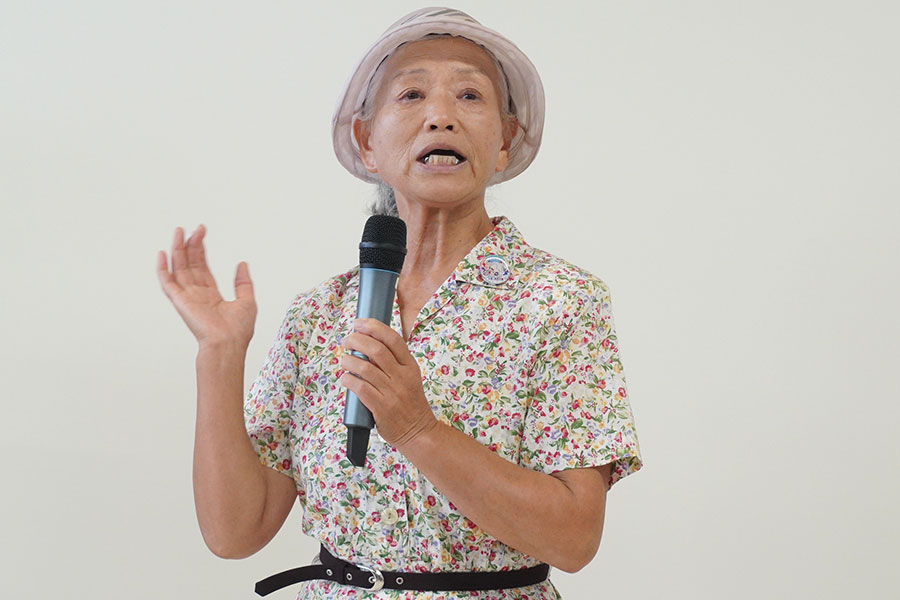「万博おばあちゃん」こと山田外美代さん、76歳(中央・9月5日 Lmaga.jp撮影)