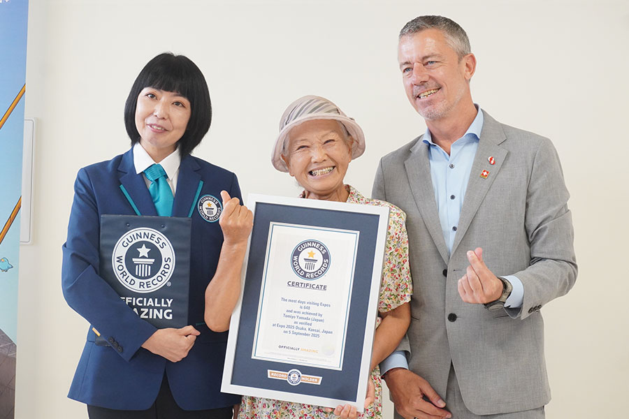 「万博おばあちゃん」こと山田外美代さん、76歳(中央・9月5日 Lmaga.jp撮影)