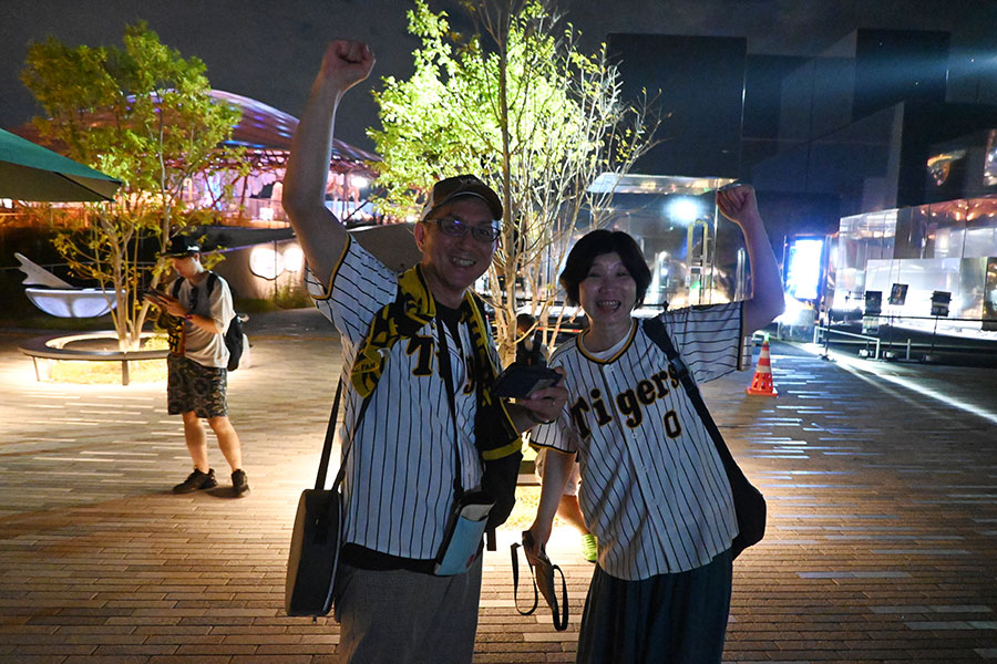 大阪在住、阪神ファンのご夫婦。「今日の試合のチケットが取れなかったので、どこか記念になる場所で見届けたいと思って」と万博を訪れた(9月7日・いのちのパーク付近)