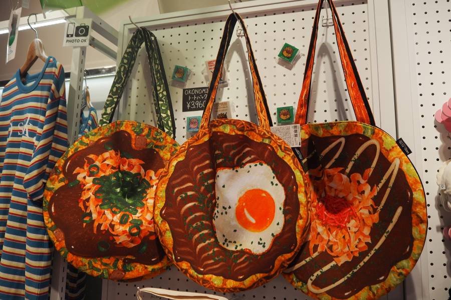 「OKONOMIトートバッグ」(3960円)など、大阪らしい商品が多数(撮影9月9日:大阪・関西万博)