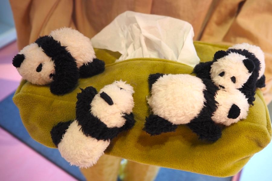 人気商品「まるで赤ちゃんパンダのお披露目会みたいなボックスティッシュカバー」(3520円)(撮影9月9日:大阪・関西万博)