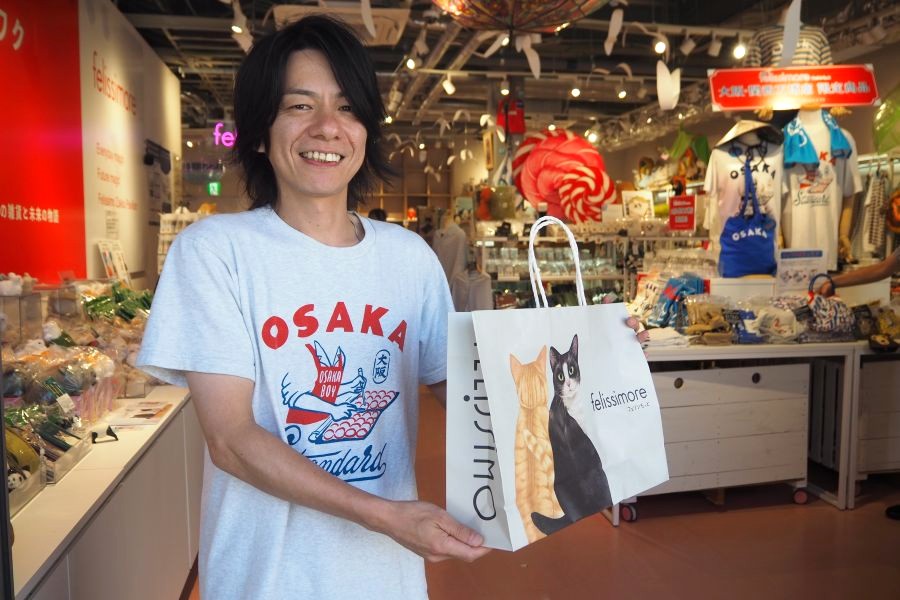 「felissimore 大阪・関西万博店」店長の上條正志さん「お土産や万博での使用だけでなく、自宅需要のアイテムを購入してくれる方も多いのがうれしいですね」(撮影9月9日:大阪・関西万博)