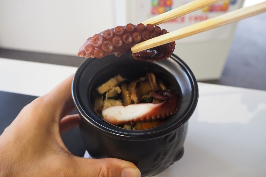 小麦を使わない醤油に変えて、本みりんの和風だしで仕立てるなど、名物の駅弁がやさしい味わいに
