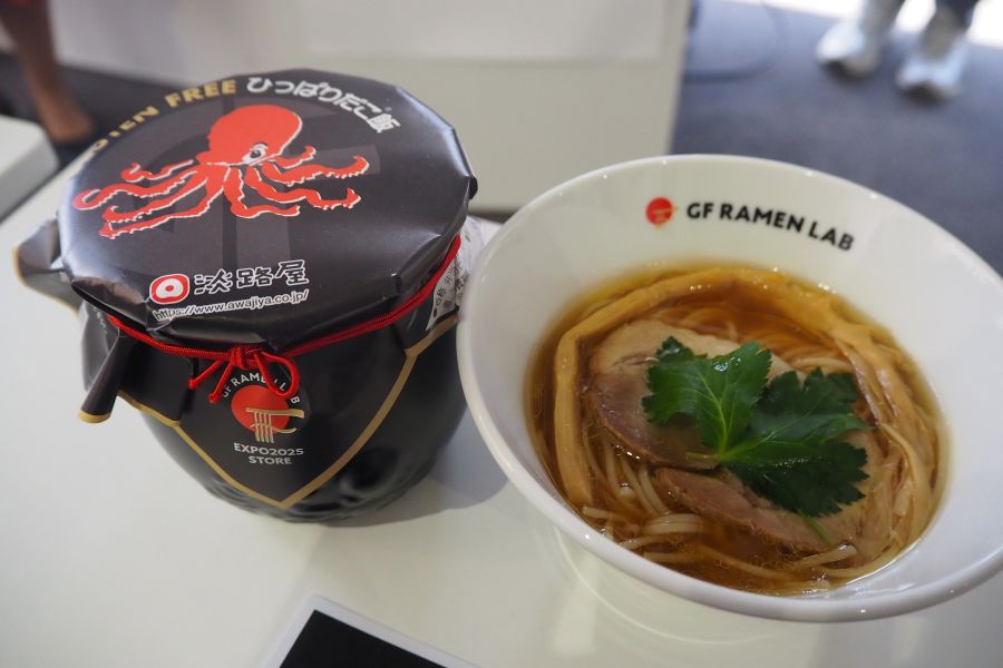 万博で販売されているグルテンフリーの画期的な商品、「ケンミン食品」のラーメンと「淡路屋」の駅弁