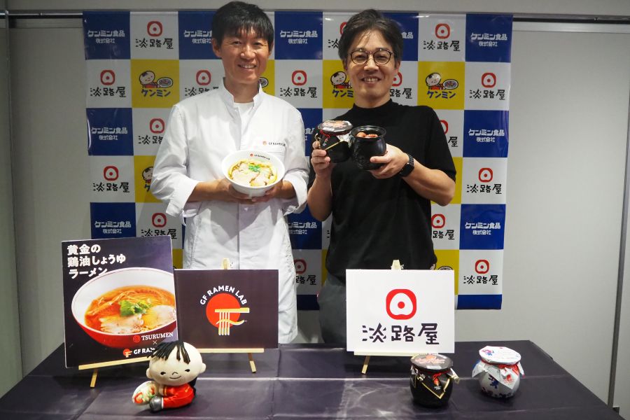 「新商品発表会」にて「ケンミン食品」代表取締役社長・高村祐輝さん(左)、「淡路屋」代表取締役副社長の柳本雄基さん(9月19日・神戸市内)