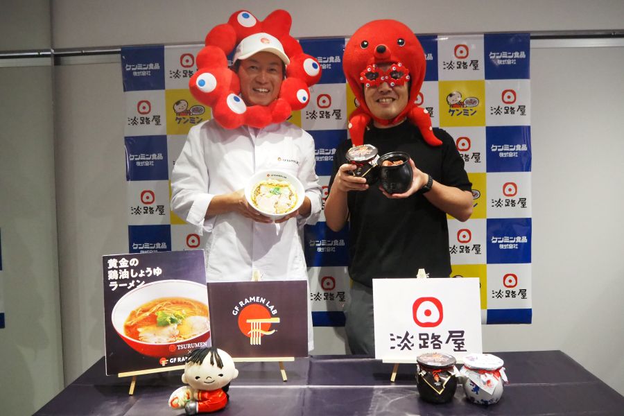 「新商品発表会」にてミャクミャクやタコ姿で会場を和ませた「ケンミン食品」代表取締役社長・高村祐輝さん(左)、「淡路屋」代表取締役副社長の柳本雄基さん(9月19日・神戸市内)