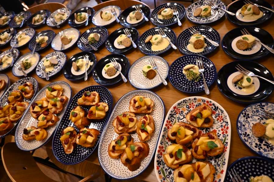 ハウカとポーランドの秋のフルーツとメロンの生姜焼き添え
クロタネソウ入りパン、アローカナの卵・ミント風味
(9月18日/大阪・関西万博)