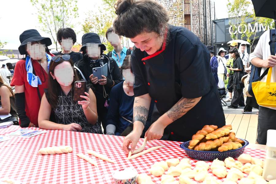 ポーランドの甘い三つ編みパン作りをみんなで真剣に見守る(9月18日/大阪・関西万博)