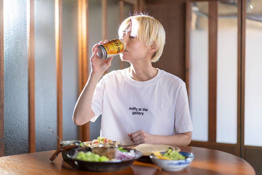 爽やかな料理と合う!「ザ・ベゼルズ」を手に、昼下がり、至福の瞬間