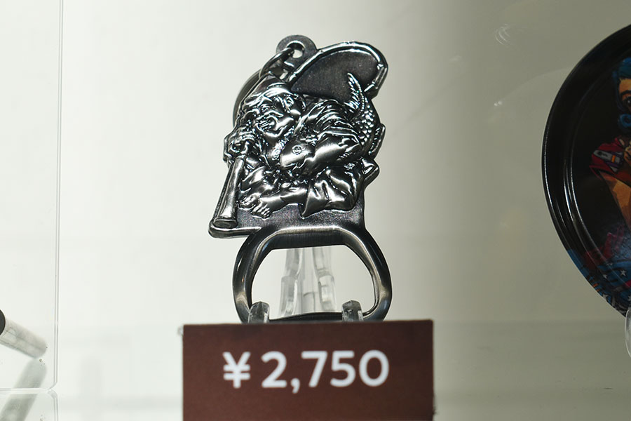 「五感で味わう、ヱビスの美人画展」で購入できる栓抜きキーホルダー(1種2750円)
