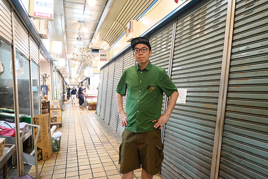 市場や商店街を歩くと、すぐに近隣の商店の人と会話が生まれる。橋本さんのお店を街が応援しているのが見て取れた