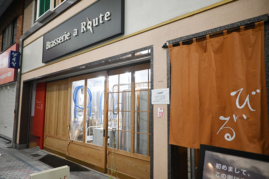 銀色の樽は看板であり宣伝部長、通りを行く人々は「何を作っているのだろう?」とチラチラ覗いていく。「ヨーグルトですか?」と聞かれることもあるとか