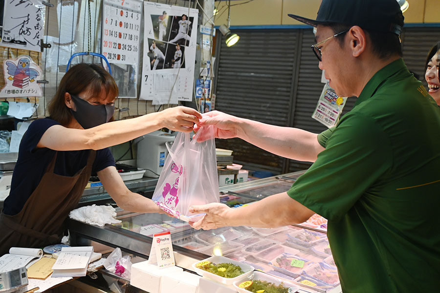 ここ水道筋は神戸と明石の間に位置しており、魚をはじめとして食材が抜群においしいエリア。ぶりんぶりんの鯛が厚切りで8枚で500円だったのは、関西に住んでいることを自慢したくなった
