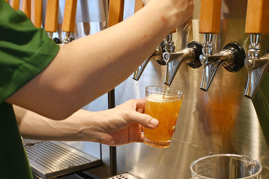 実はビールは新鮮さが命。醸造所の真上で楽しめるのだ、うまさのお墨付きのようなものである