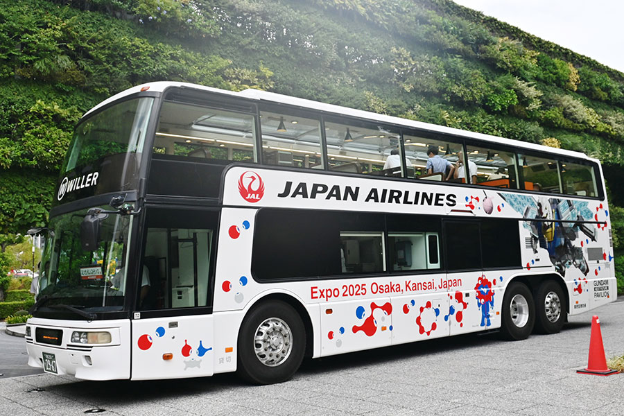 「JAL」×「ガンダム」がコラボしたレストランバス
