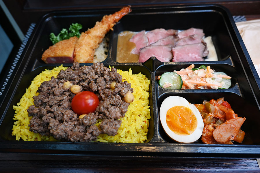 サンセットレストラン便で食べられる「Leone」 の肉まみれビーフキーマビリヤニ、エビフライとローストビーフ添え