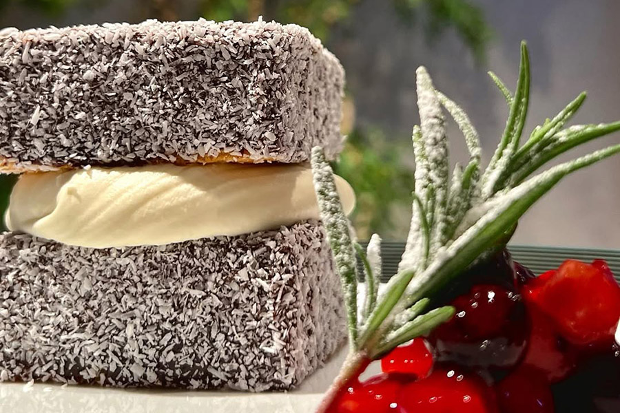 「コモンウェル」のケーキに見立てた「ラミントン」は、スポンジ生地の間にクリームをたっぷりサンド。添えられたベリーソースをお好みでどうぞ。800円(コモンウェルのInstagramより)