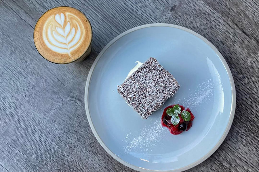 「コモンウェル」ではオーストラリアのメルボルンスタイルのコーヒーとともに。ケーキ仕立てのラミントン800円(コモンウェルのInstagramより)