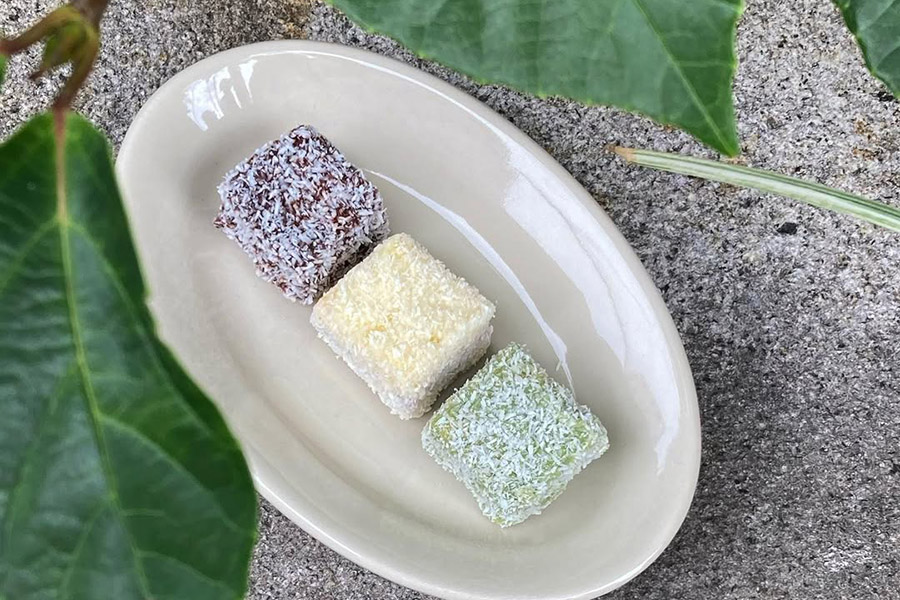 「コモンウェル」のひと口サイズの「ラミントン」チョコレート、ホワイトチョコ、抹茶味。各150円、3個セット 400円(コモンウェルのInstagramより)