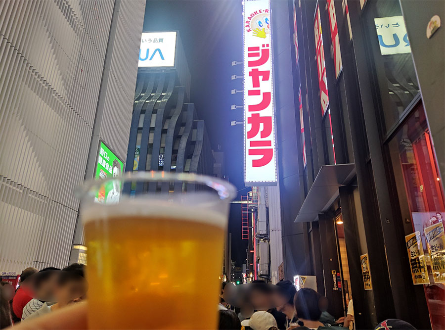 阪神タイガースのリーグ優勝を祝し、戎橋すぐのカラオケ店「ジャンカラ」でビールの無料配布がおこなわれた(9月7日・Lmaga.jp撮影)