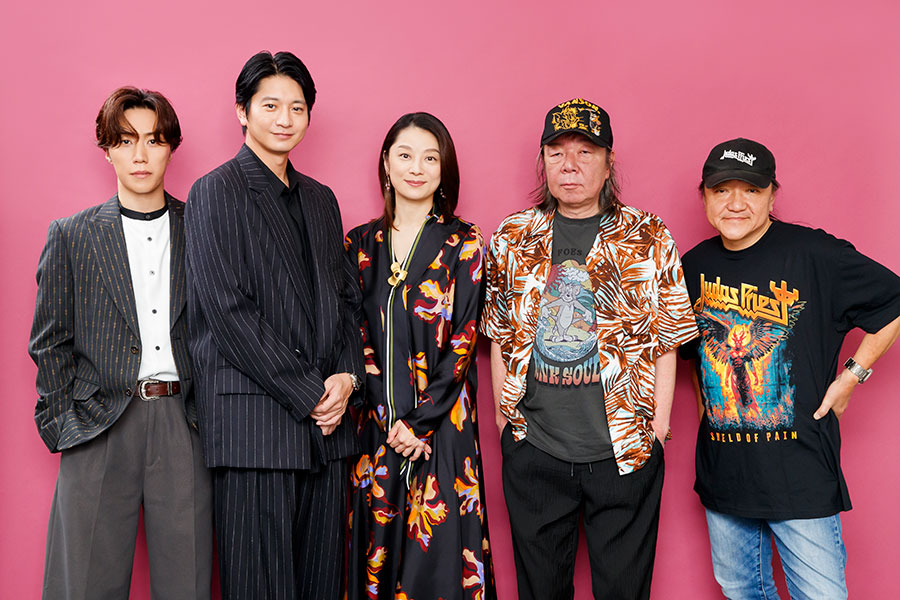 左から『爆烈忠臣蔵~桜吹雪THUNDERSTRUCK』に出演する早乙女太一、向井理、小池栄子、古田新太、主幸・いのうえひでのり (C)西木義和