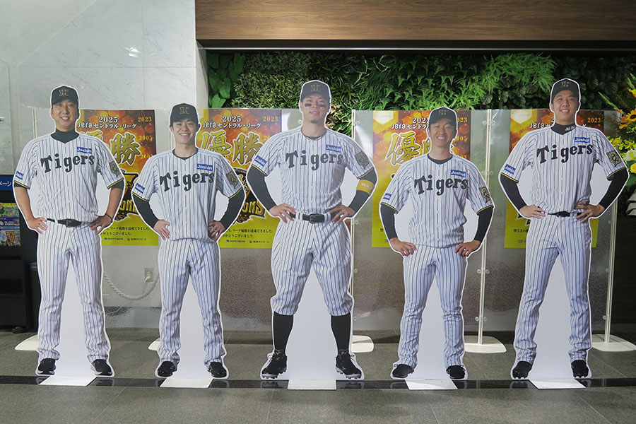 「阪神電気鉄道」の本社の等身大パネル。左から、藤川球児監督、中野拓夢選手、佐藤輝明選手、近本光司選手、才木浩人選手(9月8日・Lmaga.jp撮影)
