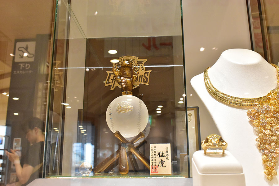 2階のイベントスペースでは「リーグ優勝記念ロゴ入り野球ボールオブジェ」(27万5000円)といったアイテムを受注販売