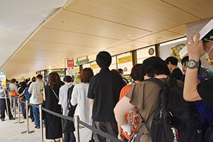 阪神梅田で「史上最速優勝セール」開幕、オープン前から大行列「すごっ！」
