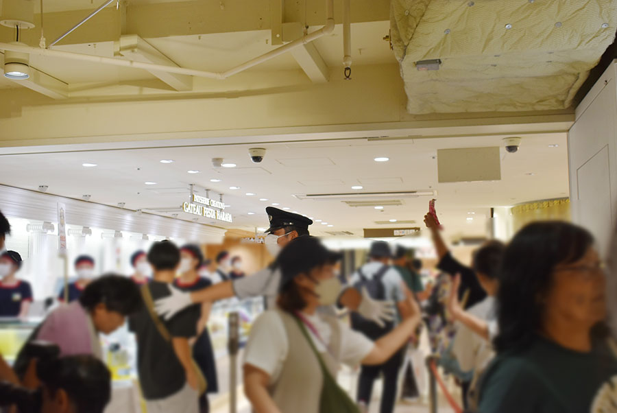 店内はあっという間に大賑わい(9月8日・阪神百貨店)