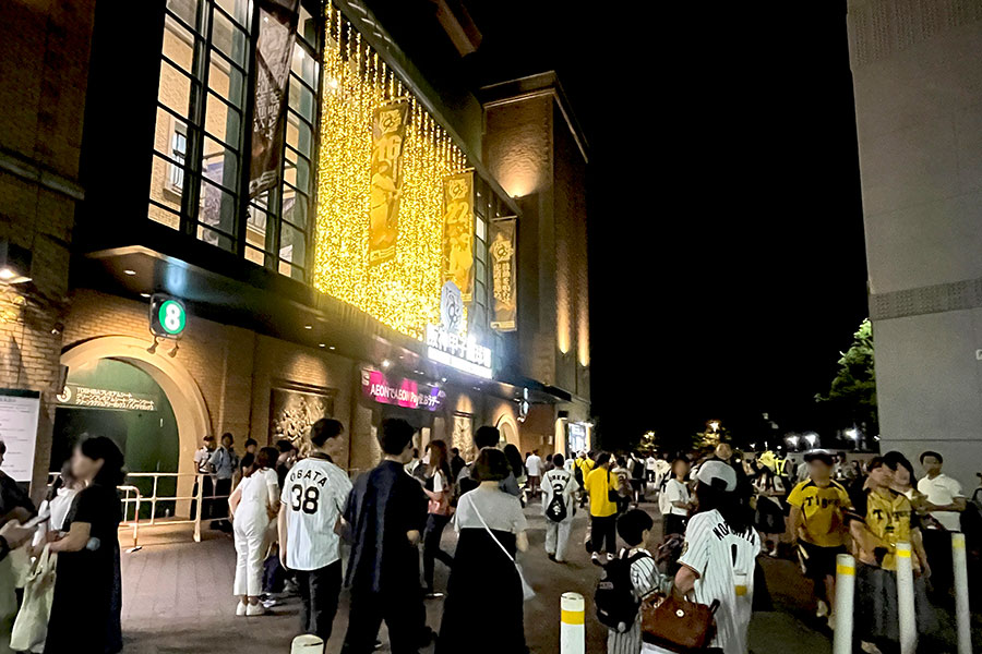 阪神タイガース優勝の瞬間、球場外にもファンの姿が(9月7日・甲子園球場)
