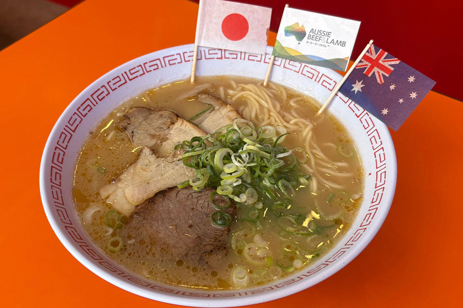 竜の「しっぽ」にちなんで、おしり部分の柔らかくジューシーな赤身肉「ランプ」を使用した特製ラムチャーシューをトッピングしたラーメン