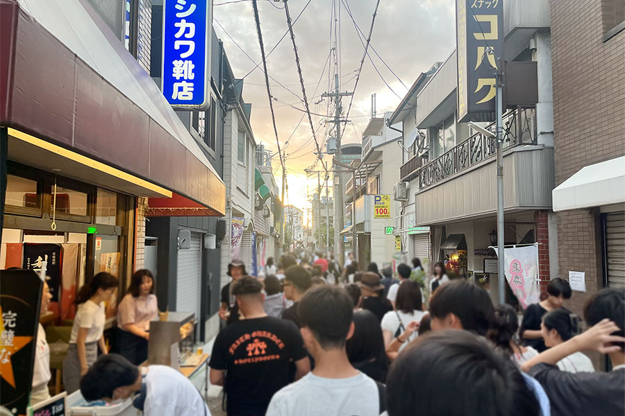 会場までの道のり、夕方5時頃でもこの混雑具合(9月21日・枚方市内 Lmaga.jp撮影)