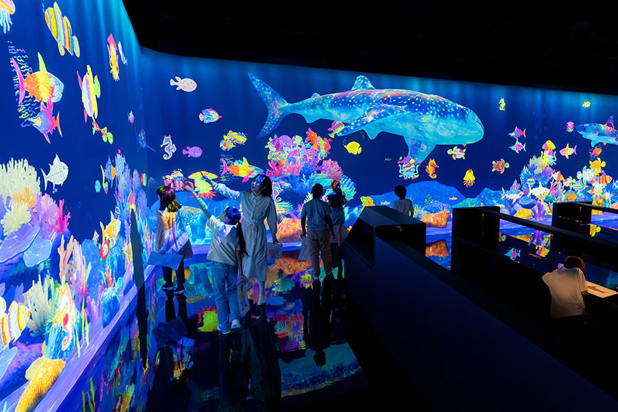 「チームラボ バイオヴォルテックス 京都」内「学ぶ!未来の遊園地」の作品「スケッチオーシャン」© チームラボ