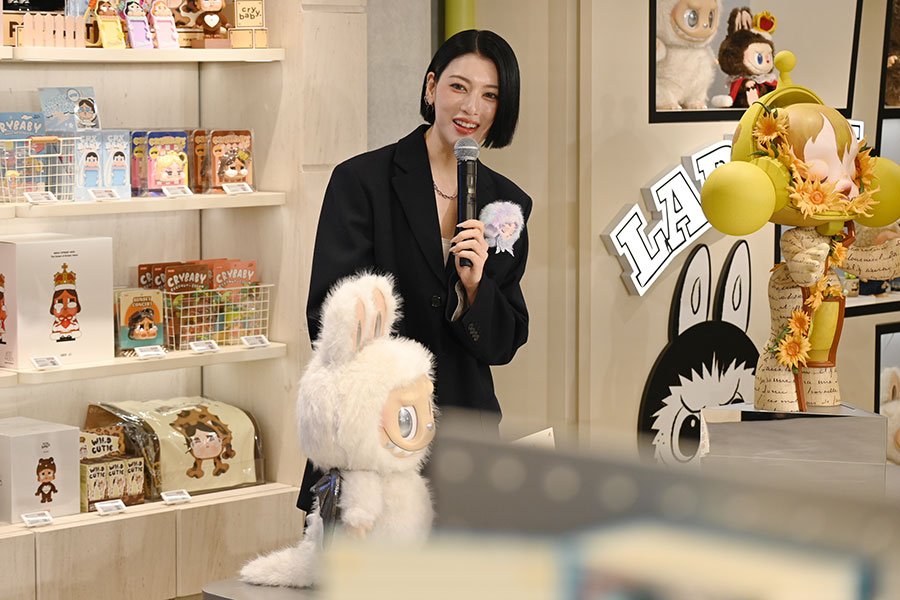 「POP MART 大阪なんば店」のオープニングセレモニーに登場した三吉彩花(9月4日・大阪市内)